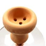 En rund lampe med en diameter på 45 cm præsenterer sig med en glat, hvid skærm, der har en let opalagtig finish. Lampens kant er diskret, med en fin, sølvfarvet ramme, der fremhæver det minimalistiske design. I midten ses en enkel, cirkulær lyskilde, der afgiver et blødt og jævnt lys, hvilket skaber en behagelig atmosfære.