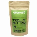 En grønnet plante-net med dimensionerne 120 x 120 cm præsenterer et netværk af tråde, der danner en firkantet struktur. Nettet har en lys grøn farve, og trådene er tynde, men tætte, hvilket skaber et ensartet udseende. Materialet fremstår robust med en let glans, og mønsteret viser en regelmæssig gitterformation, der giver en struktureret visuel effekt.