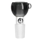 En sort skål med en glat, blank overflade præger midten af kompositionen. Skålen har en rund form med en let svungen kant, der giver et elegant udtryk. Indvendigt ses en subtil, mat tekstur, mens ydersiden skinner svagt i lyset. Bunden er flad, hvilket sikrer stabilitet, og skålen fremstår som et stilrent designobjekt.