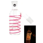 Heisenberg cirkelglow præcooler præsenterer en rund, gennemsigtig struktur i en lys pink farve. Materialet ser ud til at være glas, som reflekterer lyset og skaber en glitrende effekt. Overfladen er glat med let buede kanter, og der er indgraverede detaljer, der tilføjer dybde. Elementet er designet med en central åbning, der fungerer som indgang til væske.
