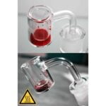 En farverig glasbanger præsenterer sig med en sfærisk form og en skarp, transparent kant. Overfladen er dekoreret med et geometrisk farvemønster, der inkluderer nuancer af blå, grøn og orange. Bangerens indgang er 14 mm, og den har en glat, poleret finish, der fremhæver farvernes intensitet og lysrefleksion. Formen er funktionel og elegant.
