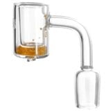 En banger i glas med en farverig grid-design pryder overfladen, hvor nuancer af gul, orange og rød skaber et dynamisk mønster. Bangeren har en glat, gennemsigtig tekstur, og en 18 mm konnektor er synlig i bunden. Den har en rund form, der afsluttes med en bred åbning, og kanter er præcist slebet for en elegant finish.