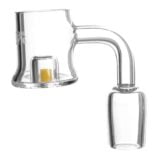 En dabbing bowl i klart glas præsenterer sig med en rund skålform og en konisk bund, der ender i en SG 18 forbindelsesstykke. Skålen har en glat, transparent overflade med subtile reflekser, der fremhæver dens klare struktur. Designet inkluderer en let buet kant og en indvendig dybde, der muliggør effektiv brug.