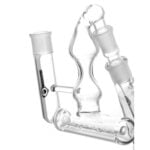 Heisenberg Inline Precooler er konstrueret af rustfrit stål med en poleret overflade, der giver en glansfuld finish. En slank, cylindrisk form rummer flere indgange og udgange, der er forsynet med gummipakninger. Overfladen prydes af indgraverede detaljer og et logo. Rørstrukturen er præcist sammenføjet, og der er synlige gevind til tilslutning af slanger.