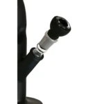 En sort silikone bongskål med en glat overflade og en let mat finish. Skålen har en rund form med en bred åbning øverst og en smalere bund, der passer til en standard 18,8 mm forbindelse. Der er små, indgraverede mønstre langs skålens kant, der giver et dekorativt udtryk. Materialet ser fleksibelt og holdbart ud.
