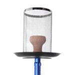 Kaya shisha har en robust, cylindrisk krop i metal med en poleret overflade, der reflekterer lys. Den er monteret på en sikker grill med et kvadratisk design og sorte gummifødder, der giver stabilitet. Slangerne er fleksible og i en mørk farve, mens den øverste del har en metalrist med fine åbninger, der sikrer luftcirkulation.