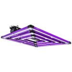 En LED-lampe med en rektangulær form, der måler cirka 300 watt. Den har en mat sort overflade med fine perforeringer for varmeafledning. Linsen er dækket af et klart glas, der beskytter de synlige dioder, som udsender et køligt hvidt lys. Kablet er placeret i den ene ende, og der er en strømkontakt i en af hjørnerne.