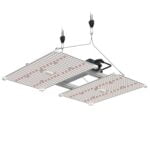 En sort LED-lampe med en flad, rektangulær form og en mat overflade. Den har en tydelig blæsergitterstruktur på den ene side og flere knapper til justering, der er placeret på fronten. Kablet er sort og strakt fra bunden. Den samlede æstetik er minimalistisk med en funktionel opbygning, der signalerer moderne belysningsdesign.