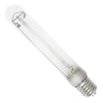 En sort, cylindrisk lampe med en glat overflade og en metallisk struktur pryder billedet. Den har en stor, flad reflektor, der strækker sig ud fra lampens krop, og en gennemsigtig glaslinse i midten. Kabel og stikkontakt er synlige, og der ses en justerbar holder, som giver mulighed for at tilpasse lampens vinkel. Mønstret på reflektoren er ensartet og blankt.