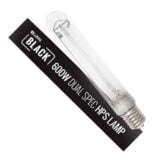 En sort, rektangulær lampe med en mat overflade og en stor, rund reflektor i metal præger synsfeltet. Reflektoren har en sølvfarvet inderside, der skaber en skarp kontrast til den sorte yderside. På lampens krop er der synlige ventilationsåbninger og en tydelig stikkontakt. Lampen står på en solid, stabil base, der sikrer, at den er godt afbalanceret.
