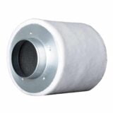 En ventilationskanal i metal med en diameter på 100 mm pryder midten, omgivet af en glat, sølvfarvet overflade. Kanalen har en simpel, cylindrisk form og er forsynet med et justerbart spjæld i den ene ende. Spjældet er udstyret med en drejeknap, der muliggør ændring af luftstrøm. Mønstret på overfladen er ensartet, uden synlige svejsninger.