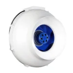 En rund ventilator med en diameter på 250 mm præsenterer sig i en neutral grå farve. Den har en glat, metallisk overflade og en centralt placeret motor, som er omgivet af en gitterlignende beskyttelse. Ventilatoren indeholder flere lameller, der er designet til at styre luftstrømmen. Der er en temperaturkontrolknap med tydelige tal og symboler, placeret på siden.