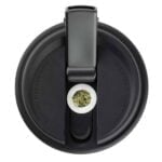 En sort kaffekop med en glat, blank overflade pryder midten af beskrivelsen. Koppen har en buet form med en bred åbning og en solid, stabil bund. Håndtaget er integreret med en let skrå vinkel, hvilket giver et moderne udtryk. Indvendigt er koppen glaseret med en lysere nuance, der står i kontrast til den mørke yderside.