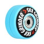 En blå grinder med en diameter på 57 mm, fremstillet af metal. Overfladen har en glat finish med en let metallisk glans. Grinderen har et skruelåg med en tandet kant, der sikrer tæt lukning. Indvendigt ses skarpe tænder til formål for maling. Et logo med teksten "Pulsar" er præsenteret centralt på låget.