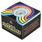 En metallisk kvadratisk grinder præsenteres med en skinnende blå overflade. Den har en glat tekstur og præcise indgraveringer på toppen, der danner et geometrisk mønster. Grinderens kanter er let afrundede, og den er udstyret med en skridsikker bund. Indvendigt er der skarpe tænder til formaling af urter. Diameteren er 57 mm.