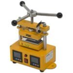 En kraftig varmepresser med en solid metalramme, der har en mat sort overflade. Den centrale presseplade er bred og rektangulær, med en glat, jævn finish. Håndtagene er ergonomisk formet og polstret, hvilket sikrer et godt greb. Udstyret med tydelige måleenheder og indstillingsknapper i metal, der giver præcise justeringer.