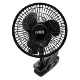 En cirkulær ventilator med en diameter på 15 cm præsenterer sig i en enkel og minimalistisk stil. Bladeskiven er opdelt i flere sektioner, der skaber en dynamisk bevægelse. Farverne er primært hvid og grå, hvilket giver et moderne udtryk. Ventilatoren har en glat overflade og er designet uden synlige knapper eller dekorationer, hvilket understreger dens funktionelle æstetik.