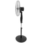 En sølvfarvet pedestalventilator med en rund fod og tre justerbare hastighedsindstillinger. Ventilatorens blæserblade er sorte og har en let buet form, mens gitteret er fint og metalnet med en sort ramme. Højden kan justeres, og ventilatoren har en elegant, moderne profil, der passer ind i forskellige indretningsmiljøer.