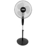 En bordventilator med en diameter på 40 cm præsenterer sig med en rund, sort base og en justerbar metalstang. Bladene er i en gennemsigtig plastik og har en let buet form, der skaber en aerodynamisk profil. Ventilatoren har en enkel kontrolknap i sort, der muliggør justering af hastighed. Designet er minimalistisk med glatte overflader.