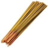 Røgelsespinde i citronella præsenteres i en pakke med 15 stk. Stængerne er lange, slanke og har en dyb brun farve, der fremhæver den naturlige træstruktur. Hver stang har en glat overflade og er pakket i en transparent plastikpose, der viser dem tydeligt. Baggrunden er hvid, hvilket skaber kontrast til de mørke pinde.