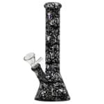 En sort bong med en stiliseret dødningehovedfigur pryder toppen, hvilket giver et dramatisk udtryk. Bongen er fremstillet af glas, og dens overflade har en glat, skinnende tekstur. Den måler 26 cm i højden og har en buet form med en bred base, der sikrer stabilitet. Indgangen til skålen er tydeligt synlig, sammen med en slangeformet rørstruktur.