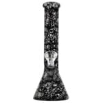En 26 cm høj bong prydet med et mørkt kraniumdesign, der dækker det ydre. Materialet er gennemsigtigt glas, hvilket giver et klart indblik til indersiden. Bongen har en rund fod for stabilitet, en buet hals og et skudrør. Detaljerne omfatter en glat overflade samt en dyb sort farve, der fremhæver kraniets struktur og detaljer.