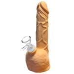En hvid silikonebong med en anatomisk form, der ligner en penis. Den har en glat overflade og en let bølget struktur, der fremhæver detaljerne. Bongen er 20 cm høj og har en bredere base for stabilitet. Der er en indvendig rørledning, der fører til en udluftningsåbning, hvilket sikrer en optimal rygeoplevelse.