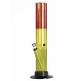En akryl bong i klare farver, domineret af nuancer af grøn og orange, med en glat, skinnende overflade. Den har en cylindrisk form med en bredere bund, der taper ind mod toppen. En krum hals fører til en flad åbning, mens en lille skål er placeret på siden. Mønsteret på overfladen tilføjer et dekorativt element.