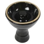 En shisha bowl præsenterer et rundt, skålformet design med en glat overflade. Den er fremstillet af keramik og findes i forskellige farver som blå, rød og grøn. Den har en flad bund, der sikrer stabilitet, og en kant, der er let buet, hvilket giver en elegant silhuet. Mønstre kan være til stede, hvilket tilføjer et dekorativt element.