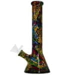 En farverig bong i pop art-stil præsenterer sig med en højde på 26 cm. Den er konstrueret af klart glas med et mønster af livlige, geometriske former i nuancer af blå, rød, gul og grøn. Den har en rund base og en smal hals med en indbygget skål og en udluftningsåbning. Designet fremhæver et moderne og kunstnerisk udtryk.