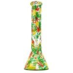 En bong med en højde på 26 cm præsenterer sig i en klar, glasagtig struktur. Den har en cylindrisk form med en bredere base, der gradvist snævrer ind mod toppen. Overfladen prydes med farverige rasta-blade i grønne, gule og røde nuancer, hvilket skaber et livligt mønster. En aftræksport og en skål er synlige i toppen.