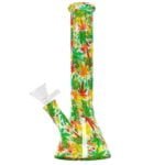 Bongen har en slank, cylindrisk form med en højde på 26 cm. Den er prydet med et farverigt rasta-inspireret bladmønster, der dominerer overfladen. Materialet er klart glas, hvilket giver mulighed for at se indholdet. Der er en krum hals, en integreret skål og en bred, stabil base, der sikrer balance.