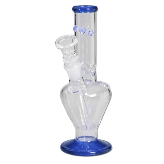 En blå bong med en højde på 19 cm præsenterer sig med en glat, cylindrisk form og en tydelig krumning ved bunden. Overfladen har en glansfuld finish, der reflekterer lys. Den har en bred, stabil fod og en smal hals, der slutter med en åbning. En indbygget skål og rør er synlige, hvilket giver en kompleks struktur.