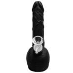En sort penisformet bong i silikone måler 20 cm i længden. Den har en glat overflade med en let mat finish. Bongens krop er buet og har en bredere base, som giver stabilitet. Der er et indbygget mundstykke øverst og en dyse på siden. Materialet er fleksibelt og holdbart med en ensartet farve.