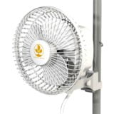 En kompakt ventilator med en diameter på 15 cm præsenterer sig i en rund form. Bladene er lavet af en transparent plast, der er let bølget, hvilket skaber en blød æstetik. Den hvide base er enkel og glat med en mat finish. Øverst findes en justerbar hoved, der kan vinkles. En strømkabel er synligt fra basen.