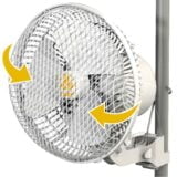 En kompakt ventilator med en diameter på 17 cm præsenterer sig i en enkel, rund form. Den er udført i hvidt plastmateriale med en glat overflade. Ventilatorens blade er gennemsigtige og let buede, hvilket skaber en blød luftstrøm. En grå knap på fronten muliggør justering af hastigheden, mens en stabil, cirkulær fod sikrer en sikker placering.