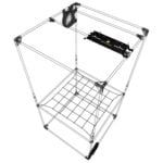 En stor, sort netstruktur pryder den centrale del, hvor fine masker danner et mønster. De let gennemskinnelige kanter giver en subtil dybde. Øverst er der en robust, buet ramme, mens bunden afsluttes med en jævn, flad overflade. Materialet fremstår slidstærkt og holdbart, designet til udendørs brug med fokus på ventilation.