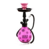 En lilla shisha med en høj, slank form, der måler 33 cm. Den har en glansfuld overflade, der reflekterer lys, og detaljer i metal ved bunden og slangen. Slangen er dekoreret med et vævet mønster, mens den runde skål på toppen er designet til at rumme tobak. Farverne er dybe og intense, hvilket tilføjer visuel interesse.