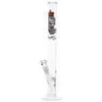 En 46 cm høj bong med en slank, cylindrisk form og en klar, gennemsigtig glasoverflade. Den har en bred bund og en smalere hals, der afsluttes med en afrundet kant. En farverig perle i bunden tilføjer visuel interesse, mens en skål til urter er placeret på siden. Glasset har en glat, skinnende tekstur, der reflekterer lys.