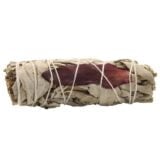 En smudge stick i en cylindrisk form, cirka 10 cm lang, er bundet med naturligt snor. Den består af tørrede salvieblade, der har en grågrøn farve med lette nuancer af brun. Overfladen er ru og struktureret, hvilket giver en organisk tekstur. Der er små klumper af tørrede blomster og blade synlige mellem salviebladene.