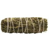 En smudge stick, ca. 10 cm lang, er bundet med et naturligt snor. Den består af sammenpressede tørrede urter, der fremstår i nuancer af grøn og grå. Overfladen har en ru tekstur, og der er synlige stængler og blade, hvilket giver et organisk udseende. En let duft af tørrede planter kan forestilles ved nærmere inspektion.