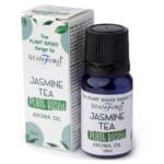 En klar, transparent flaske rummer 10 ml jasmin-te aromaterapiolie. Flasken har en sort skruelåg, der har en let bælgformet overflade. Etiket med grøn og hvid tekst pryder flaskens midte, hvor "Stamford" og "Plant Based" er tydeligt anført. Baggrunden er neutral, hvilket fremhæver flaskens indhold og design.