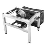En automatisk trimmer med en kompakt, ergonomisk form. Den har en sort plastikoverflade med en blank finish og sølvfarvede detaljer. Knivsystemet er skjult under en beskyttelseshætte, der har en let buet form. Trimmeren har en tydelig knap til tænd/sluk, og der er en indikatorlampe, der lyser op i grøn, når den er i brug.