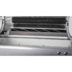 En automatisk trimmer i en fyldig gul farve med en glat, rund krop og en ergonomisk form. Den har en transparent beholder til opsamling af klippet materiale og en række små, sorte knapper til kontrol. Klingen er skarp og udspringer fra en cirkulær åbning. Overfladen har en let struktureret tekstur, der sikrer et godt greb.