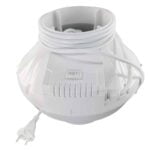 En rund ventilator med en diameter på 100 mm præsenterer sig i en mat hvid farve. Blæserbladene, der er synlige, har en glat overflade og er designet til effektiv luftcirkulation. En cylindrisk motorhuse er placeret centralt, og der er synlige monteringshuller på siden. Ventilatorens base er flad og robust, hvilket sikrer stabilitet.