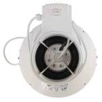 En ventilator med en diameter på 100 mm præsenterer sig med en glat, cylindrisk krop i en mat hvid farve. Den har en frontplade med flere lameller, der er arrangeret symmetrisk og har en let buet form. En metalbøjle er synlig, der holder ventilatoren på plads. Der er en enkel, rund knap til styring, placeret på en side.