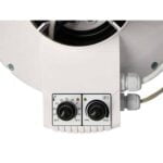 En rund ventilator med en diameter på 125 mm præsenterer sig i en metallisk grå farve. Den har en glat overflade og en central rotor med flere blade, der strækker sig ud fra en aksel. Ventilatoren har en simpel, funktionel design med kontrollerende knapper på fronten og et gitter, der beskytter rotorbladene. Mønstret i gitteret er ensartet og åbent.