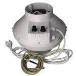 En rund, sort ventilator med en diameter på 125 mm præsenterer sig med en glat overflade og en central rotor, der er synlig gennem et gittermønster. Gitteret har små, firkantede åbninger, der giver ventilation. En digital skærm er placeret på fronten, omgivet af en sølvfarvet ramme, med tydelige, hvide tal og knapper. En strømkabel hænger ned fra en af siderne.