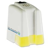 En flaske med en slank, klar plastikstruktur, der indeholder en farveløs væske. Flaskens hals er udstyret med en sort spraydyse, som har en hvid kappe. Etiketten er designet i en kombination af sort og blå med hvid tekst, der angiver produktnavn og brugsanvisning. Flasken står på en flad, lys overflade.