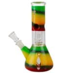 En beaker med en rød, grøn og gul farvekombination pryder overfladen, hvilket afspejler rasta-temaet. Den har en klassisk, cylindrisk form med en bred bund og en smal hals. Materialet ser ud til at være klart glas med en glat overflade. Der er en indbygget perkolator og en skål til stoffer, som er placeret i toppen.